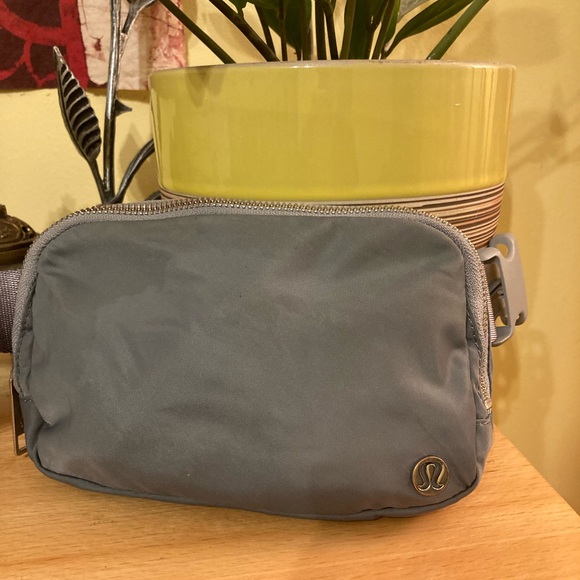 Lululemon Everywhere Gray Belt Bag Crossbody Purse Waist Fanny Pack Travel GUC - Picture 1 of 15